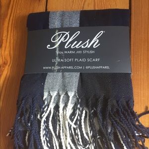 New in packaging! Plush plaid scarf
